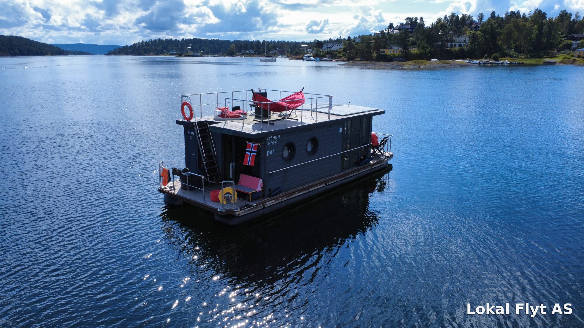 Houseboat Pur among the fjord islands